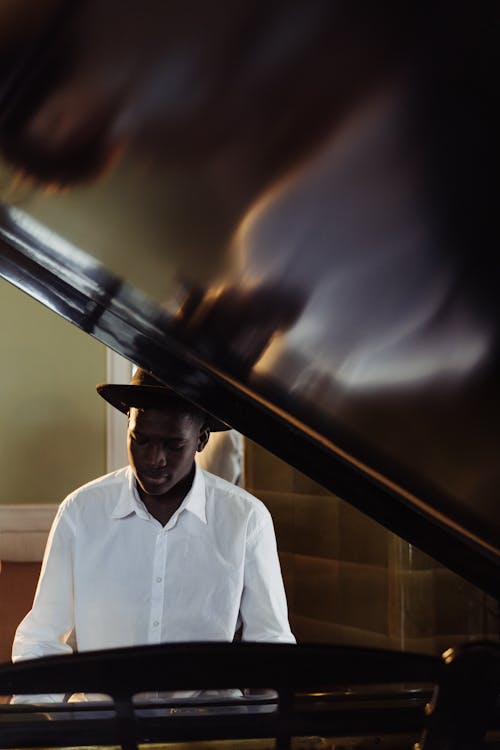 Kostenloses Stock Foto zu afroamerikanischer mann, hut, klavier spielen