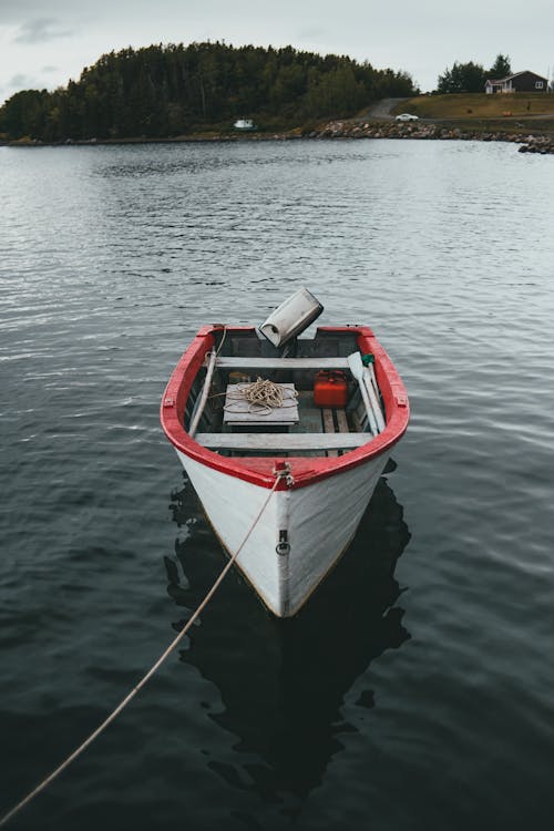 Immagine gratuita di barca di legno, calma, corpo d'acqua