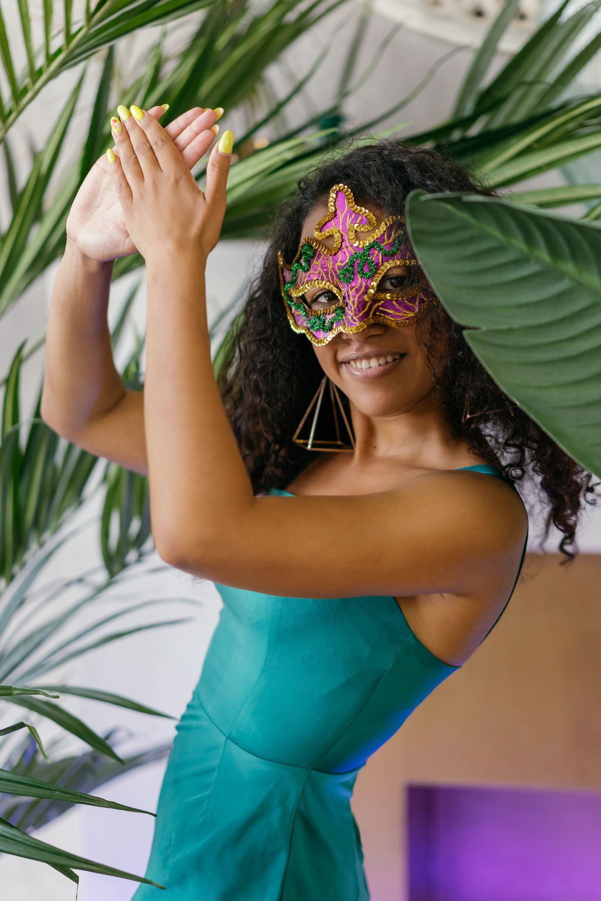 Mujer con una máscara de fiesta colorida como recurso sencillo para un disfraz rápido