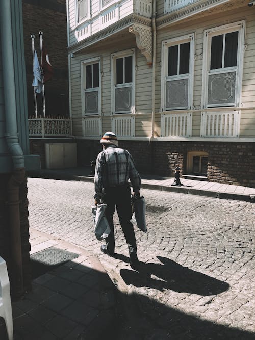 Darmowe zdjęcie z galerii z chodzenie, mężczyzna, niosący
