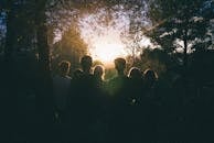 一群朋友在风景优美的森林中欣赏日落，捕捉到了团聚的时刻