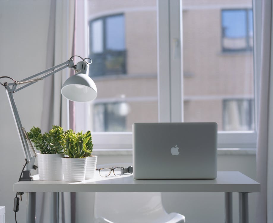 Srebrna Lampa Na Szyję Macbook Air I Gęsia Szyja