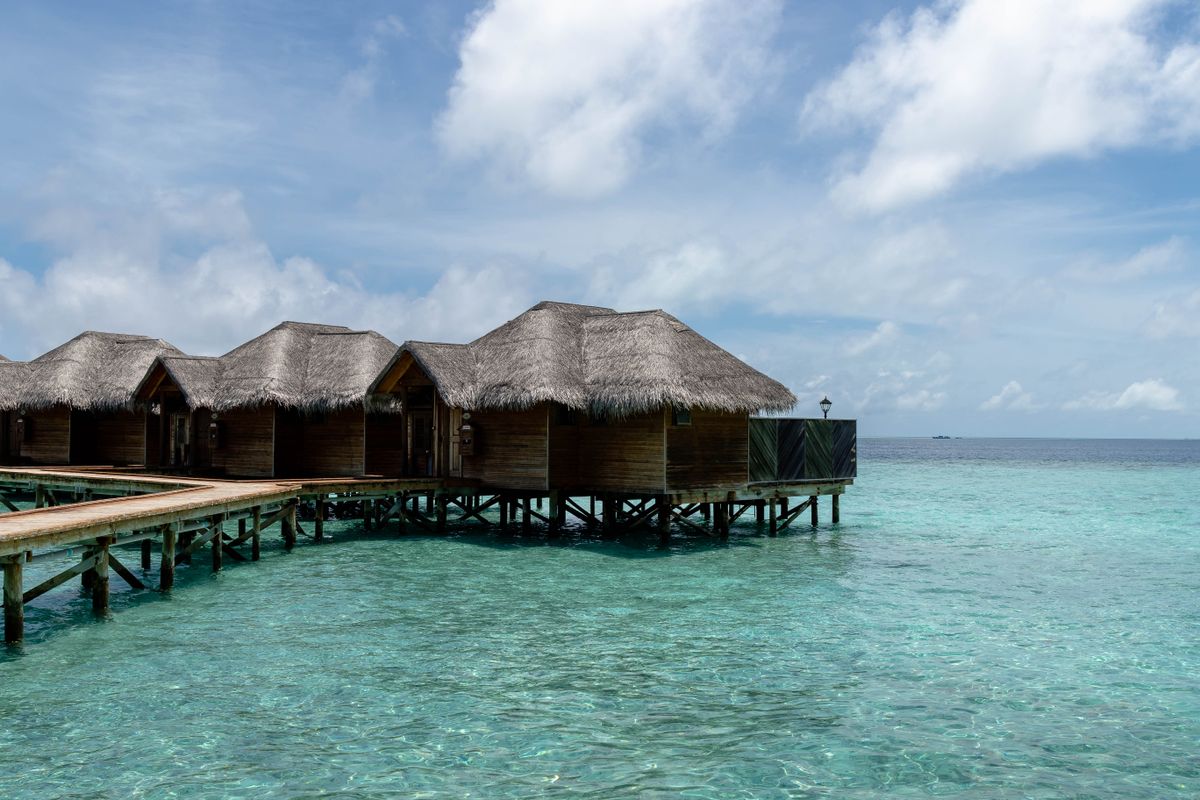 Unde te cazezi în Maldive - insulă-resort de lux - water villa cu acoperiș din stuf