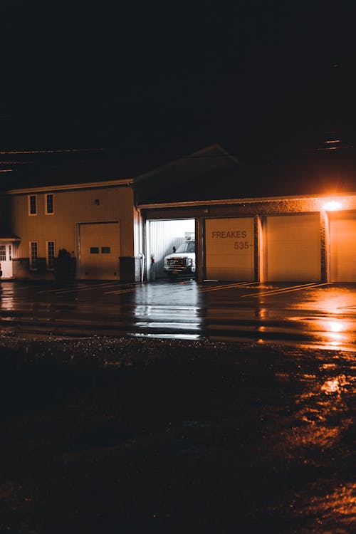 Foto profissional grátis de construção, escuro, estacionado