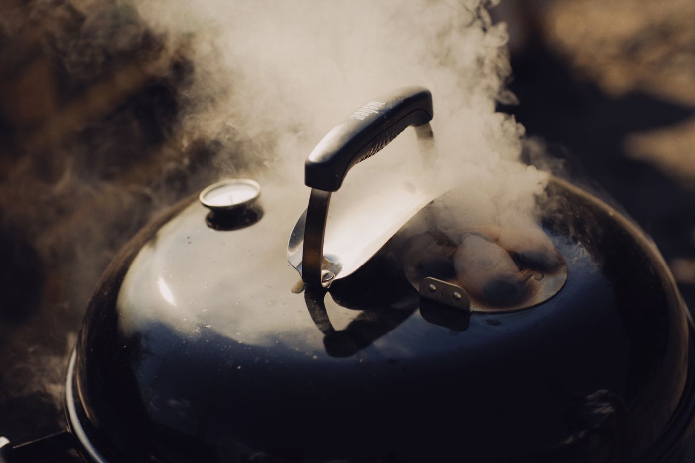 Cuisson lente au barbecue avec fumée légère