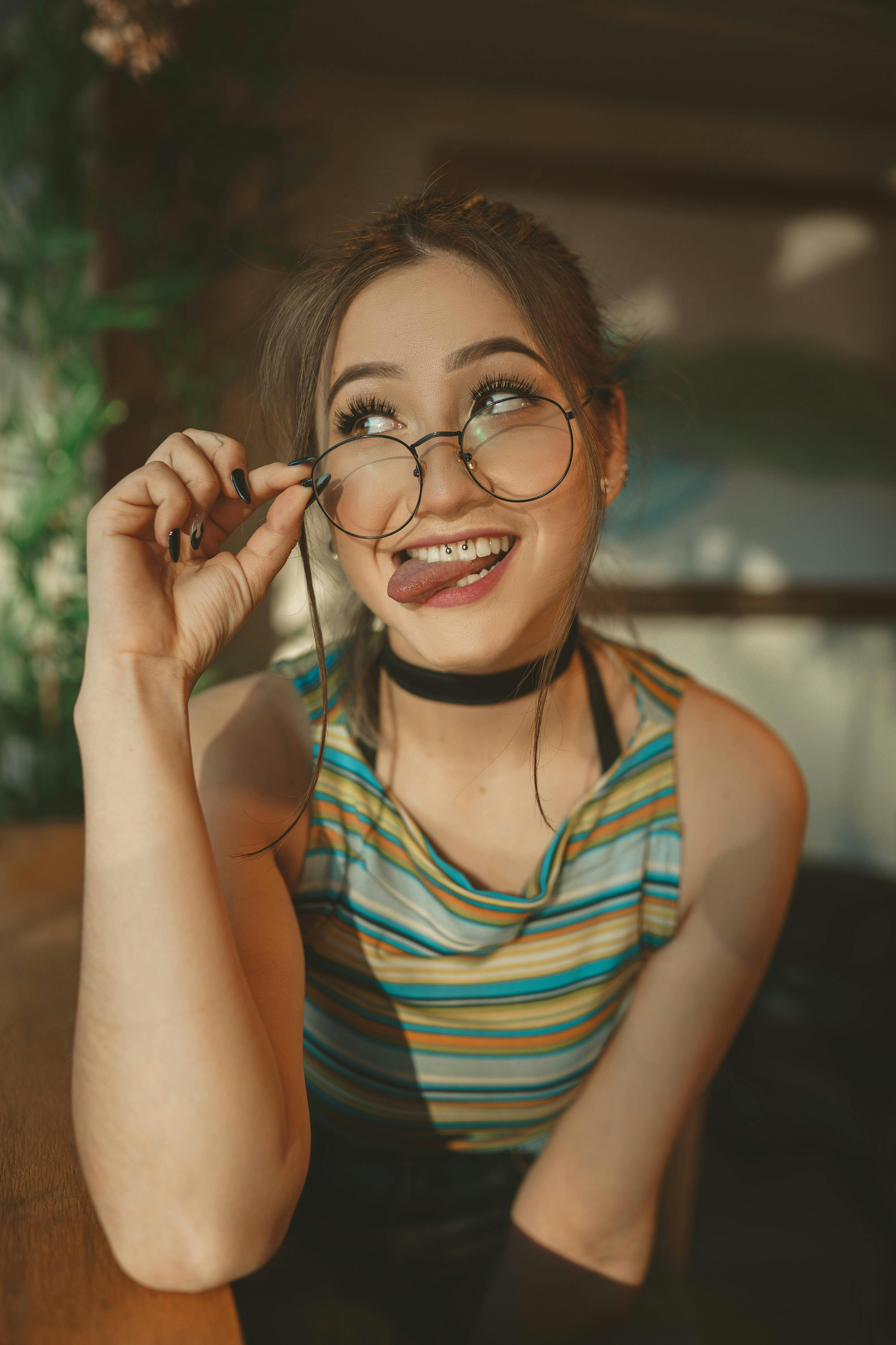 bezplatná Základová fotografie zdarma na téma brýle, choker, denní Základová fotografie