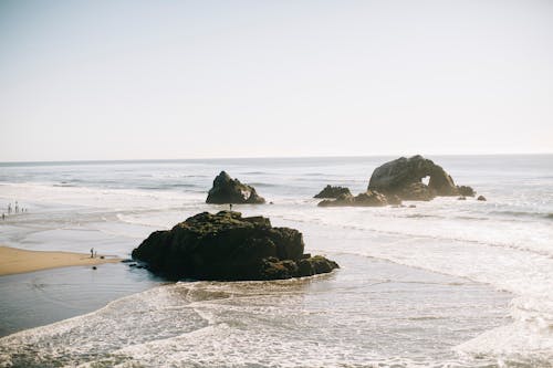 Бесплатное стоковое фото с берег моря, большие камни, грохот волн