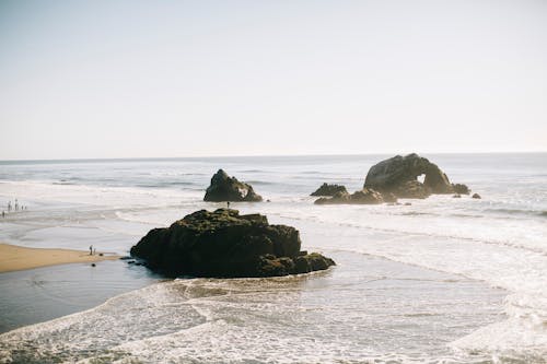 Immagine gratuita di grandi rocce, onde che si infrangono, onde oceaniche