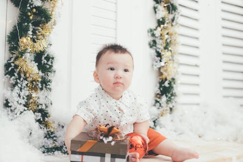 Fotos de stock gratuitas de adentro, adornos de navidad, bebé
