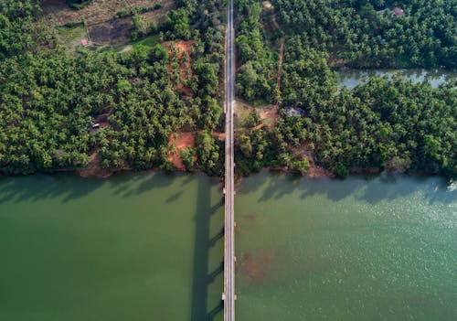 Photographie Aérienne Du Pont Gris Sur Un Plan D'eau