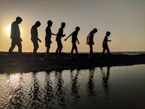 무료 물 실루엣 사진의 몸 근처를 걷는 어린이의 그룹 스톡 사진