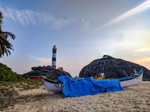 Canoë Blanc Avec Couvercle Bleu Sur Le Sable