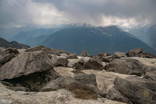 Grey Rocks Davanti Alla Montagna