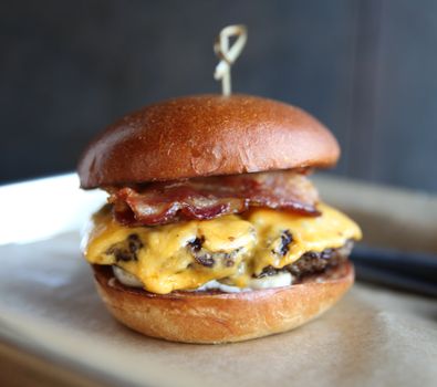 Delectable cheeseburger with crispy bacon, perfect for a hearty lunch or indulgent dinner.