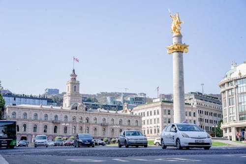 Kostenloses Stock Foto zu autos, blauer himmel, gebäude