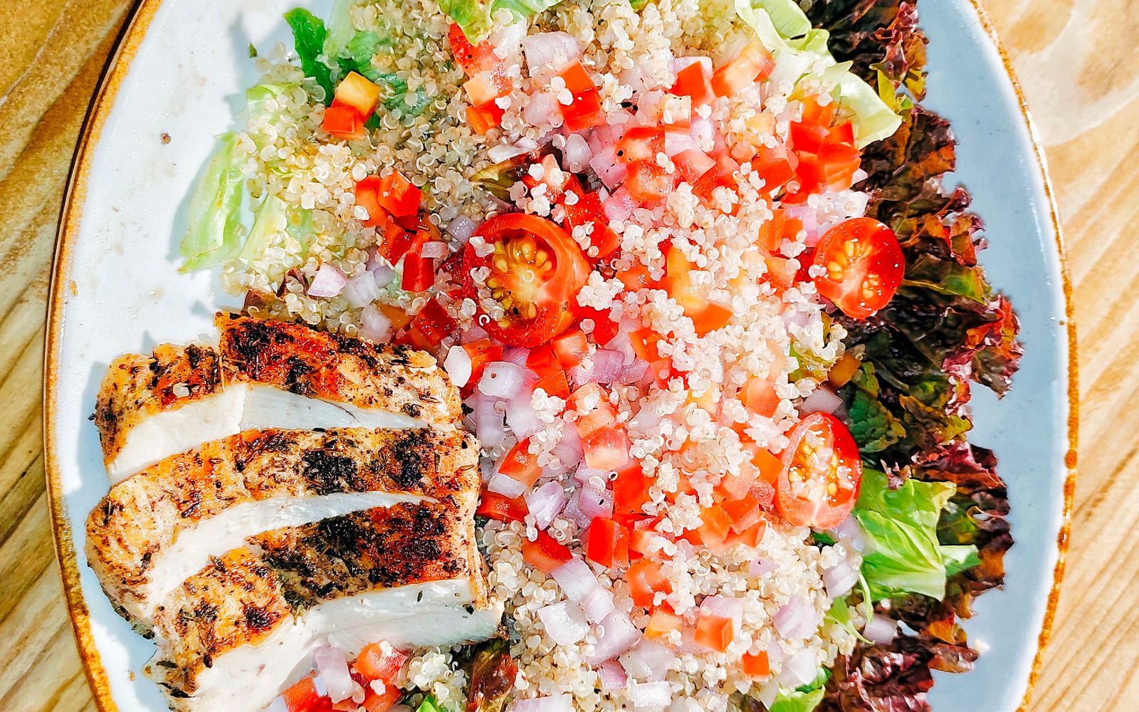 Foto de Salada de quinoa com frango grelhado e legumes