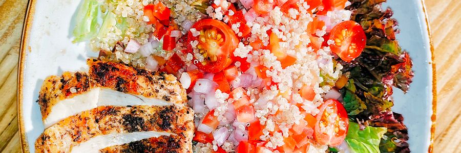 Foto de Salada de quinoa com frango grelhado e legumes