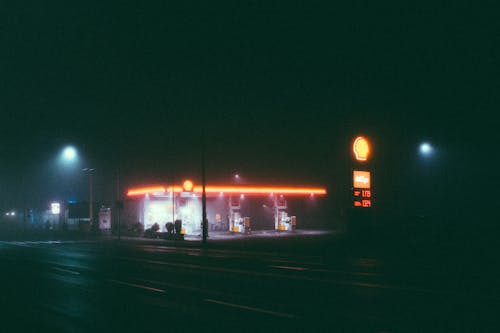 Gratis arkivbilde med asfalt, bensinpumpe, by Arkivbilde