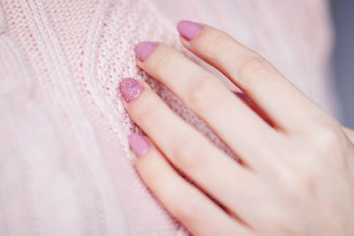 免费 粉红色修指甲的女人 素材图片