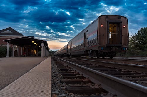 Foto profissional grátis de estação de trem, trem, trilhos de trem