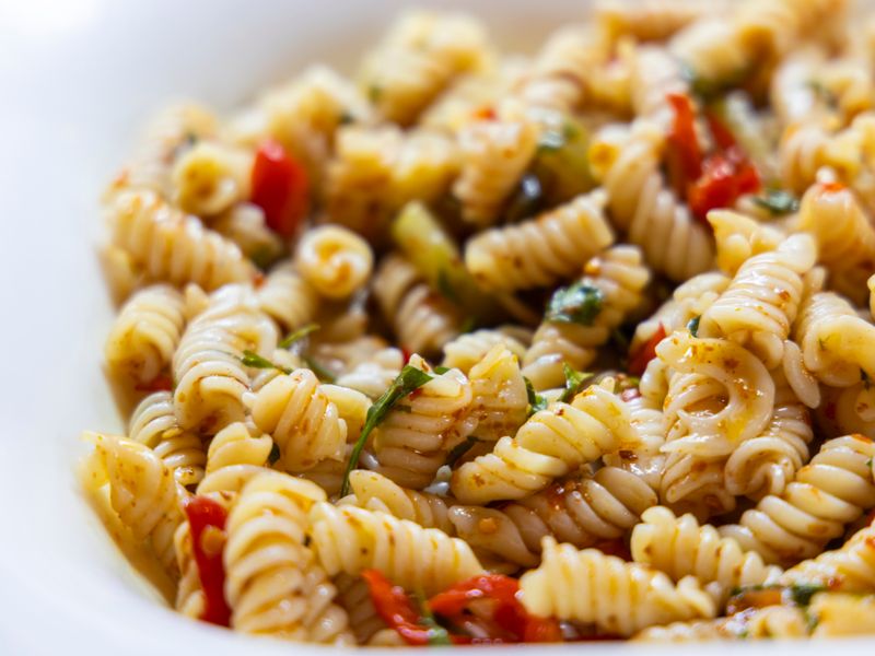 Salade de pâtes froide aux fusilli, poivrons rouges, herbes et vinaigrette