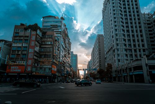 Free Dramatic urban cityscape with high-rise buildings and vibrant sunset sky in downtown area. Stock Photo