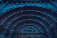 这张特写展示了雕刻精美的石拱门，其建筑细节错综复杂