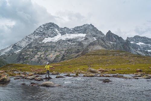 Immagine gratuita di acqua, cielo cupo, erba