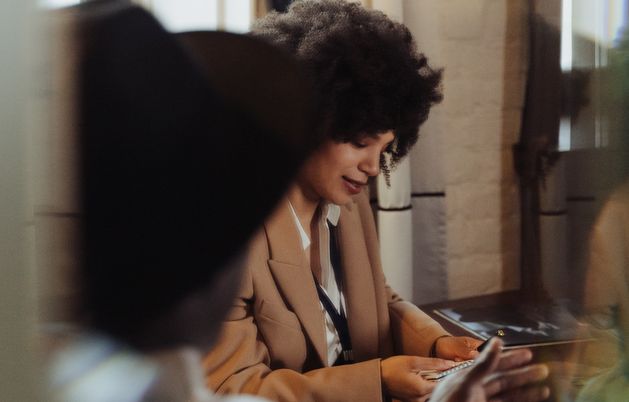 Online dating: starting a conversation on a niche platform