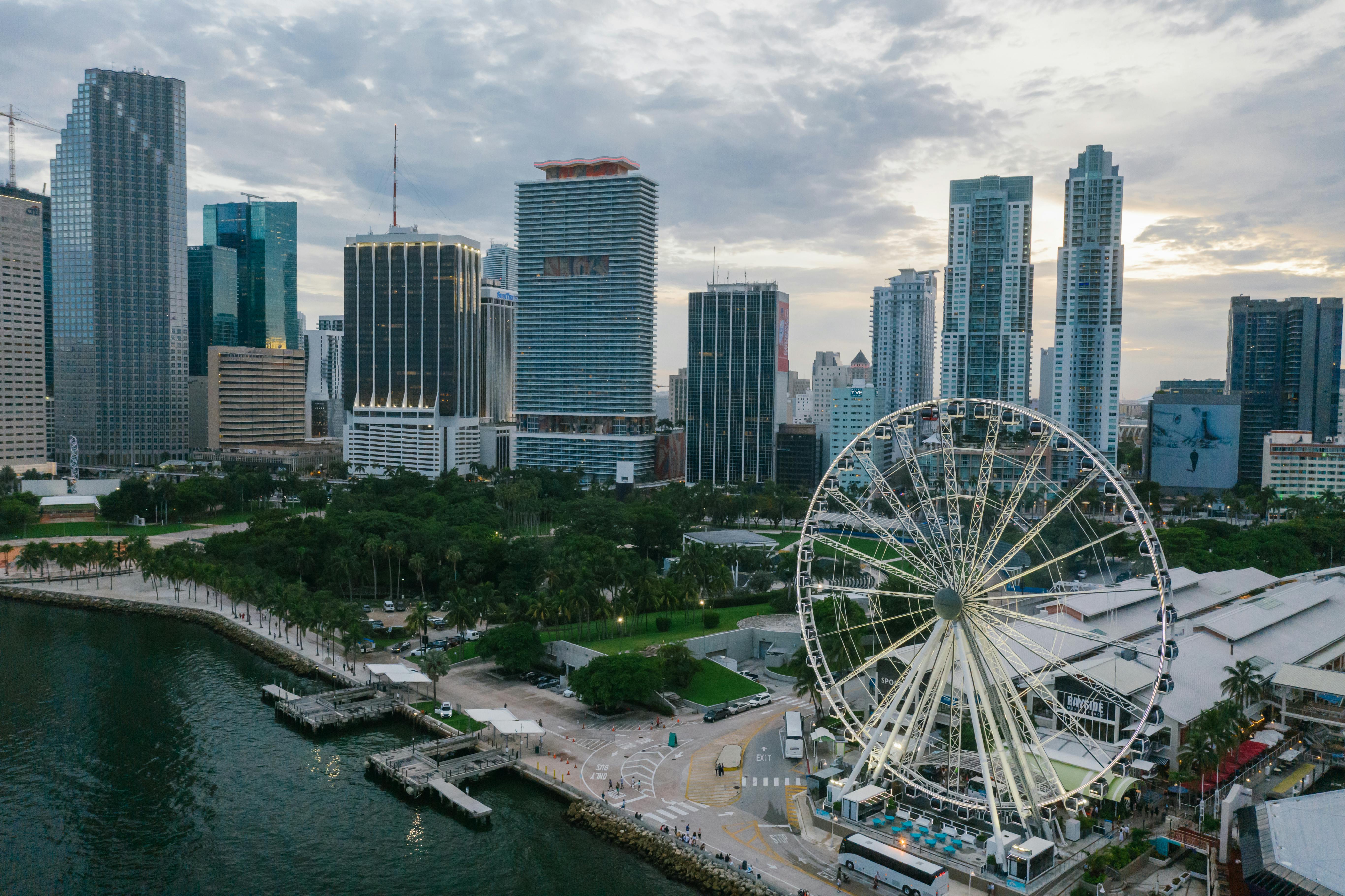 Darmowe zdjęcie z kategorii atrakcja turystyczna, diabelski młyn, floryda,  fotografia lotnicza, jazda park rozrywki, metropolita, miami, miasto,  miejski, panorama, panorama miasta, skyviews w miami, słynne miejsce, widok  z lotu ptaka, wysokie budynki,