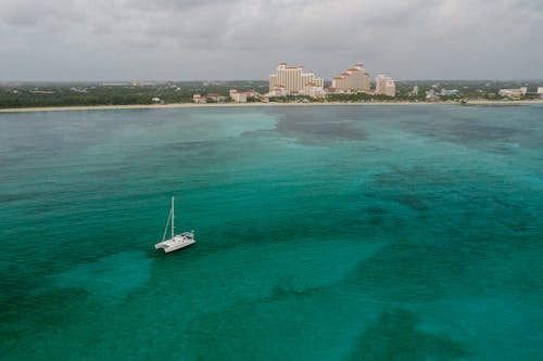 Základová fotografie zdarma na téma bahamy, budovy, člun