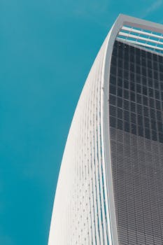 伦敦的现代摩天大楼独具弧形设计，映衬着蓝天