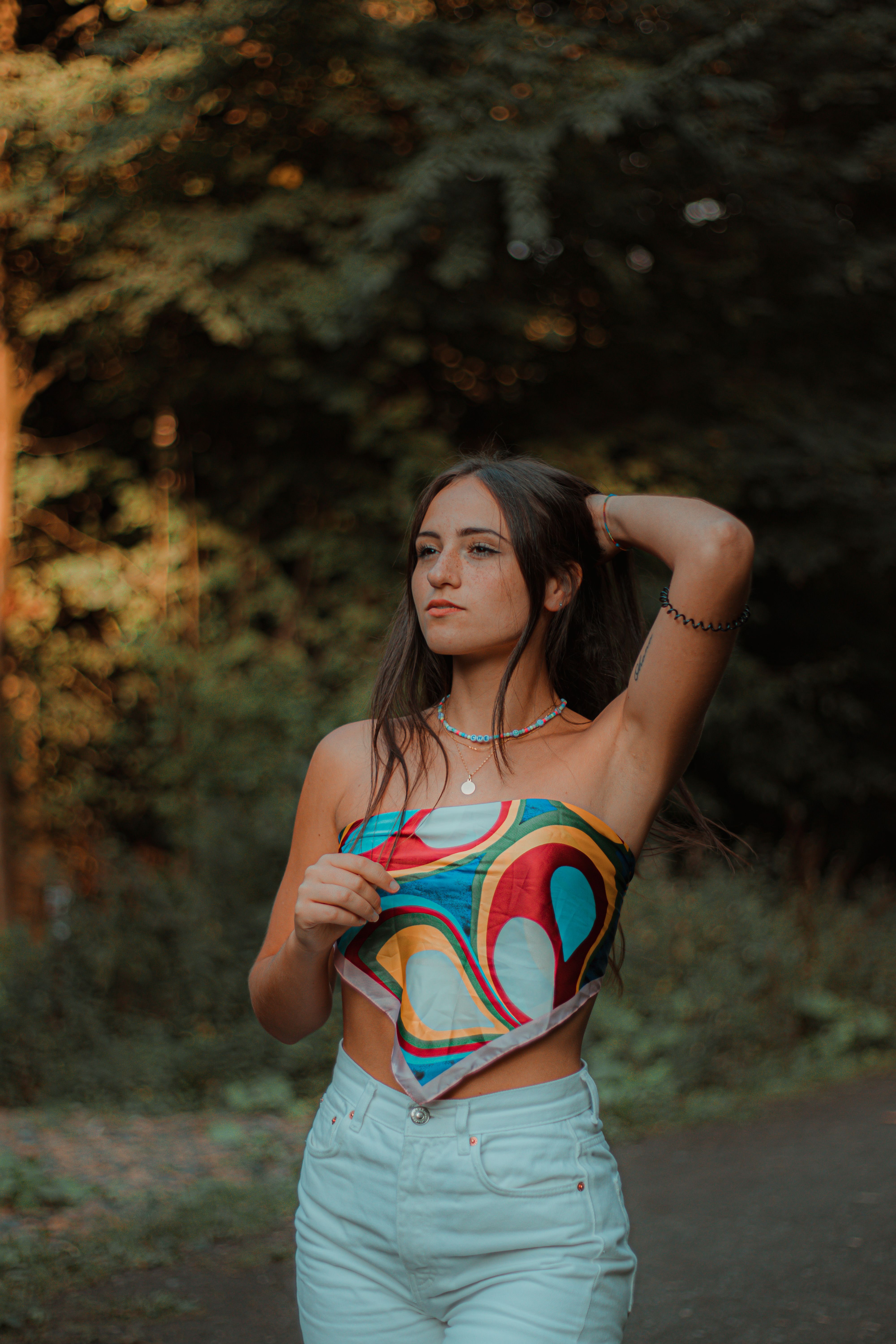 Foto de stock gratuita sobre adentro, adulto, blusa, camisa, camiseta, cima,  collar, Converse, cultura juvenil, cumbre, firmar, individualidad, mayor,  mejor, mirando a la cámara, mujer, neón, pantalones cortos, parte de  arriba, parte
