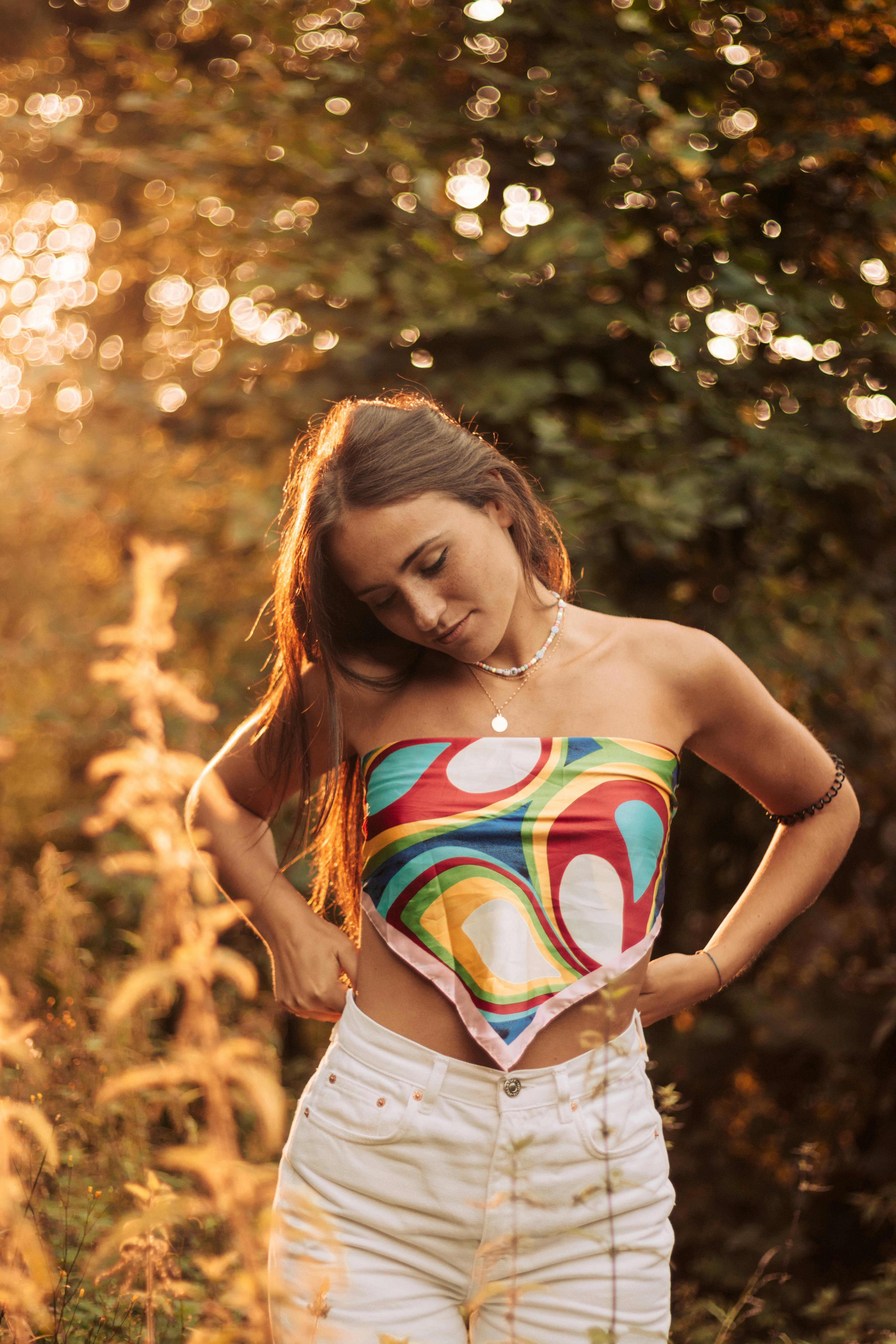 Foto de stock gratuita sobre adentro, adulto, blusa, camisa, camiseta, cima,  collar, Converse, cultura juvenil, cumbre, firmar, individualidad, mayor,  mejor, mirando a la cámara, mujer, neón, pantalones cortos, parte de  arriba, parte