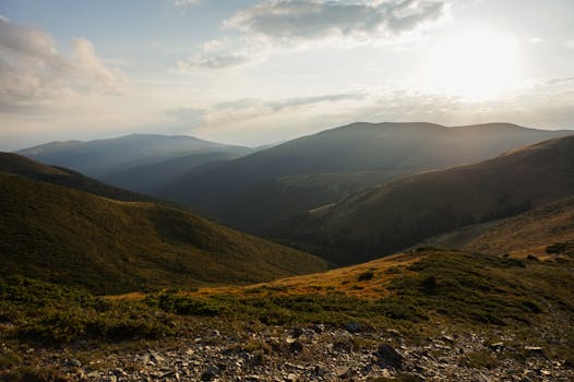 阳光穿透云层，照亮迷人的山谷，非常适合大自然爱好者