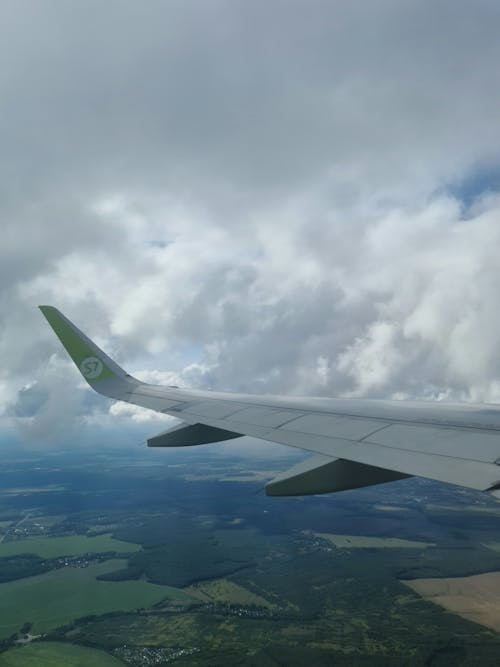 Photos gratuites de aile d'avion, nuages, tir vertical