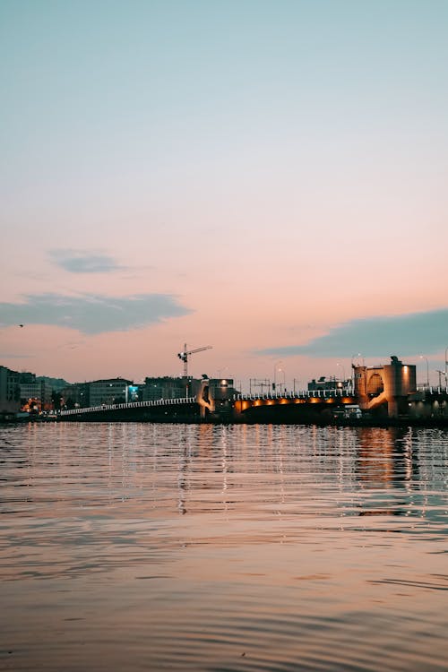 Gratis stockfoto met brug, gebied met water, gebouwen