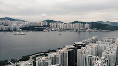 从九楼俯瞰，天际线与维多利亚港尽收眼底，现代摩天大楼与山脉交相辉映