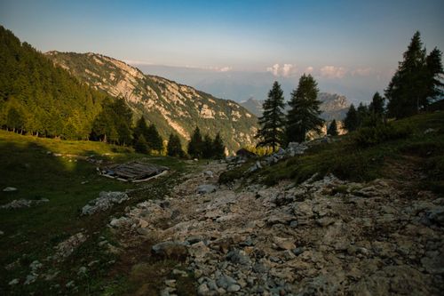 Free Serene mountain view with lush green trees and rugged terrain under a clear blue sky. Stock Photo