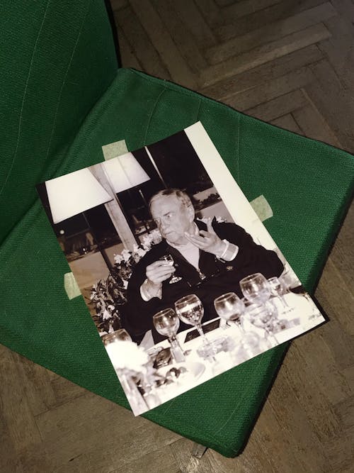 Foto stok gratis kain hijau, laki-laki, permukaan kayu