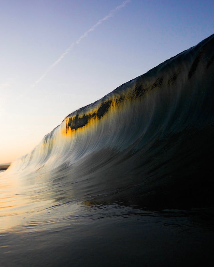 Big Waves Under The Clear Blue Sky 