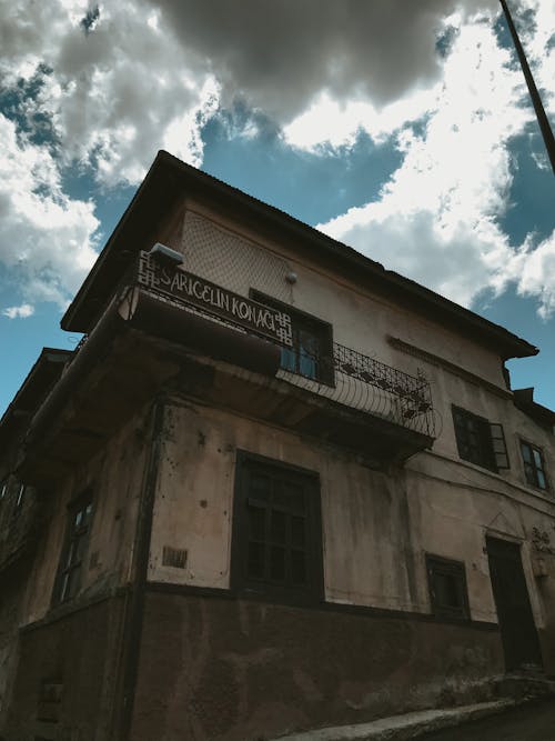 Foto profissional grátis de abandonado, arquitetura, céu azul