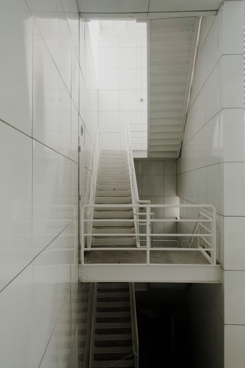 Free Captivating minimalist design of a white staircase in a modern building interior, showcasing clean lines and bright architecture. Stock Photo