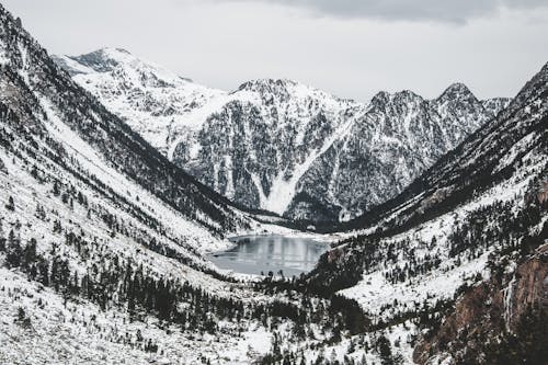бесплатная Бесплатное стоковое фото с горы, живописный, замерзшее озеро Стоковое фото