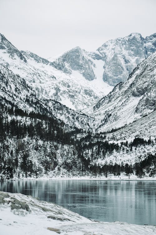 Uma Vista Panorâmica De Vignemale E Do Lago Frozen Gaube