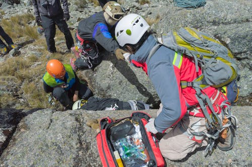 Bezpłatne Darmowe zdjęcie z galerii z alpinista, oszczędność, ratować Zdjęcie z galerii