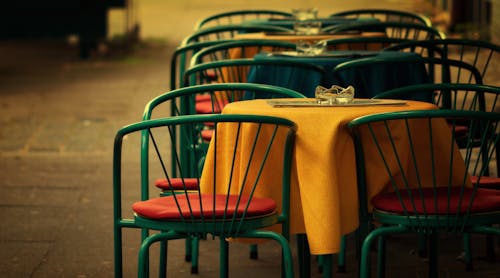 Gratis stockfoto met rij, stoelen, tafel