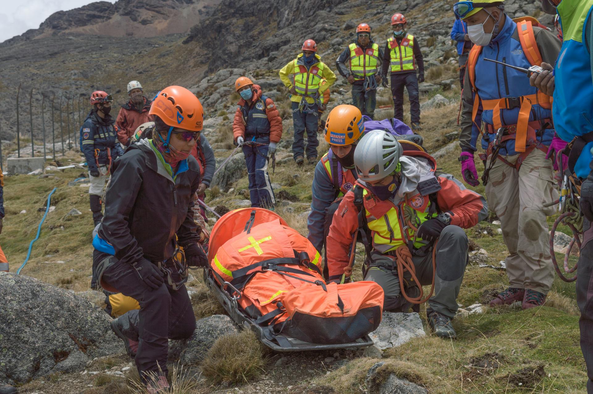 Des sauveteurs sur la montagne