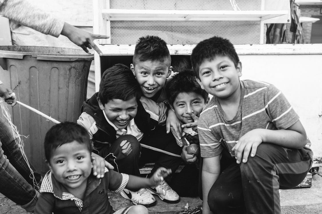 çocuk Grubunun Gri Tonlamalı Fotoğrafı