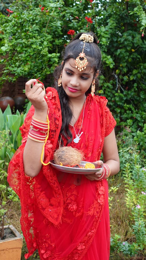 Foto profissional grátis de bonita, casca de coco, holding